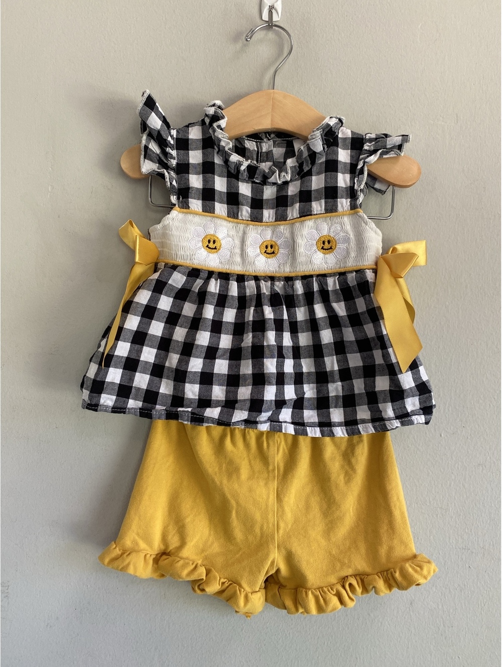 Girls Gingham Smocked Daisy Top & Yellow Ruffle Shorts Set 2XS Est 2-3T